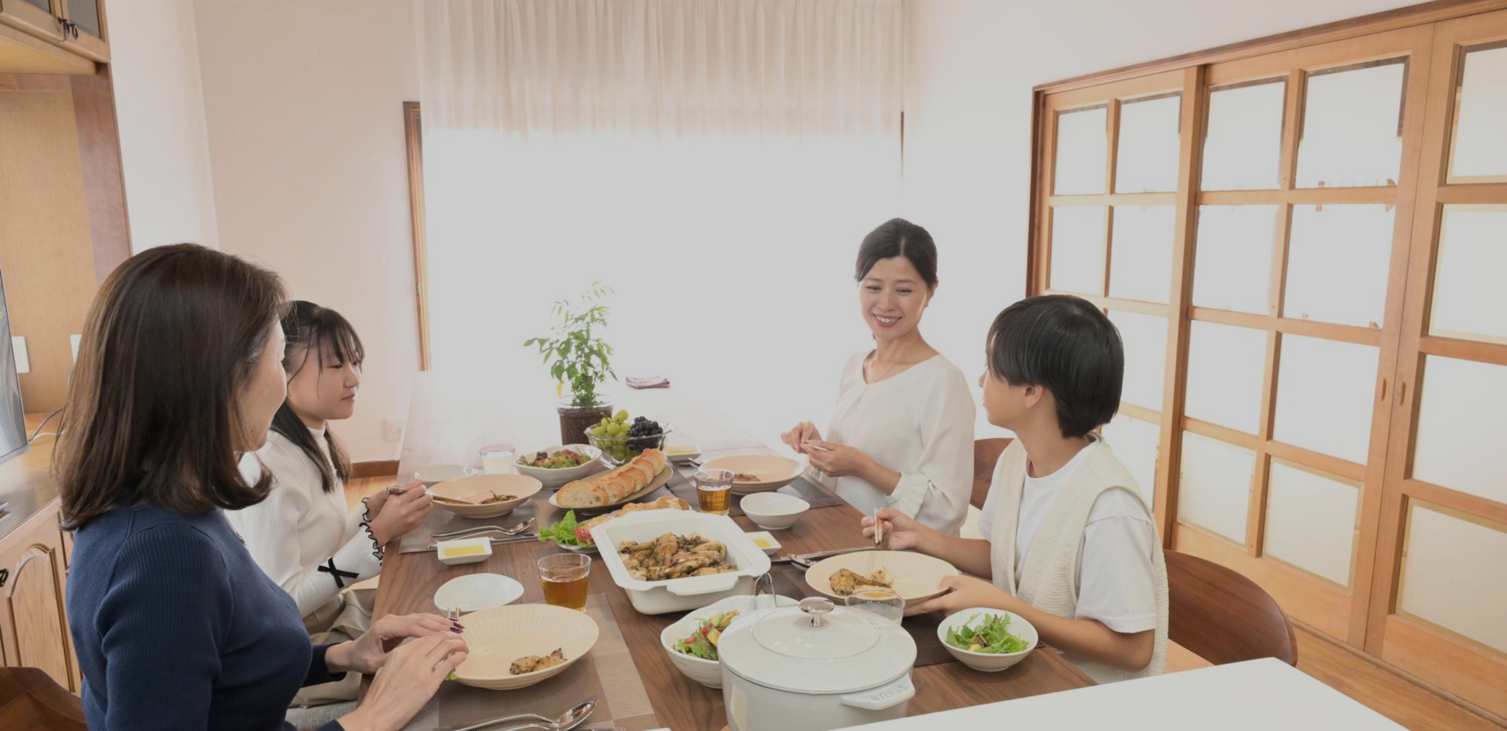 家族がキッチンで和やかに食事している